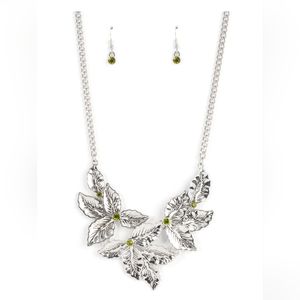 💥2/$20💥 PAPARAZZI "HOLLY HEIRESS" GREEN NECKLACE & EARRING SET